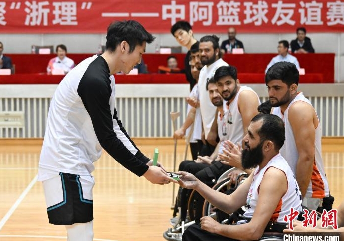 （杭州亚残运会）阿富汗轮椅男篮与中国大学生以“球”会友